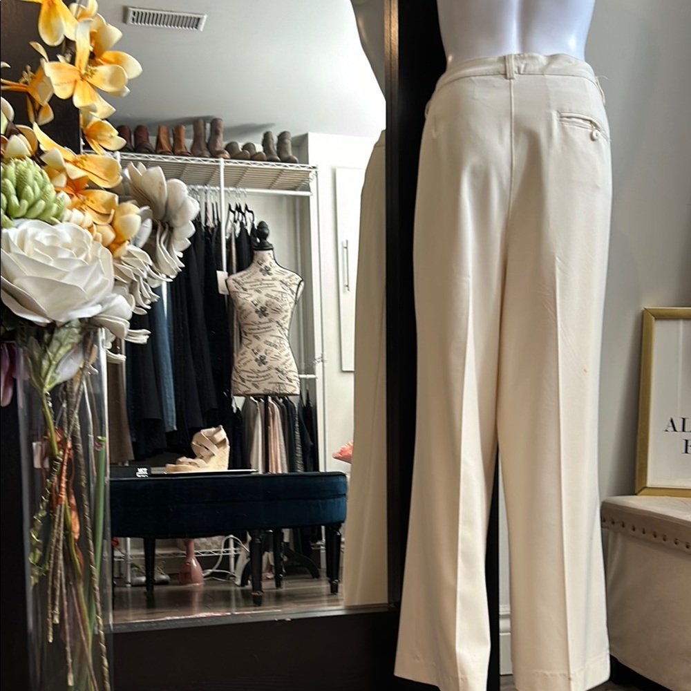 Jaclyn Smith, Cream Wide Leg pants with Sophisticated Silhouette. In size 18 - Picture 8 of 13